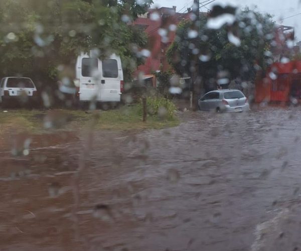 Intensa lluvia inundó muchos barrios en Encarnación
