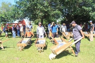 Entregan rústicas carretillas de madera a oleros de Pilar - Nacionales - ABC Color