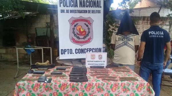 HOY / Detienen a hombre que tenía un arsenal de armas y balas y que dice no saber nada