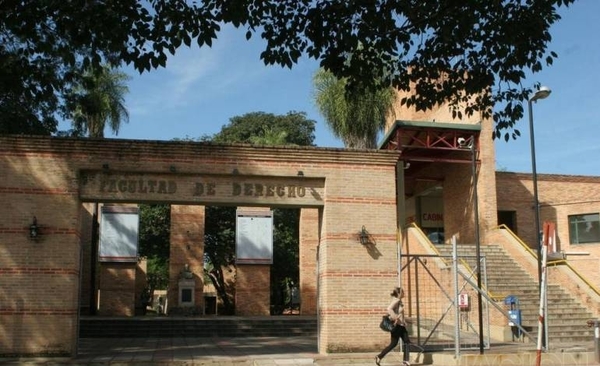 HOY / Adulteran notas de 10 alumnos y la denunciante es atacada: así "anda" Derecho UNA