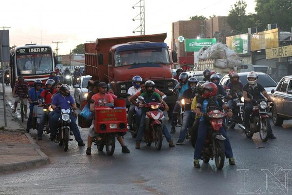 Motociclistas sin casco no podrán cargar combustible en servicentros, proponen
