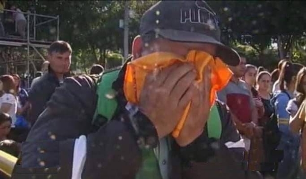 HOY / El 'labriego pobre' que lloró e impresionó en Caacupé acusado de ser estafador