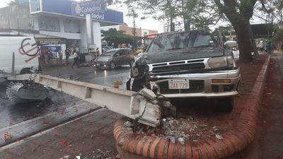 Vehículo derriba columna al perder control sobre ruta PY02 - Nacionales - ABC Color