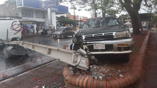 Vehículo derriba columna al perder control sobre ruta PY02 - Nacionales - ABC Color