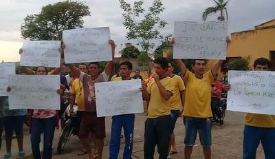 Empleados protestan ante inminente cierre de curtiembre por denuncia  - Nacionales - ABC Color