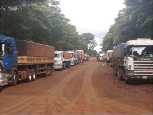 500 camiones con granos están varados en la frontera