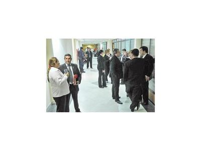 Senado: Hasta 90 funcionarios pueden no marcar asistencia