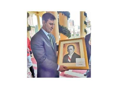 Abdo da un  guiño al PLRA y obsequia retrato de Ayala
