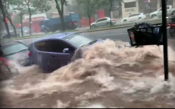 Torrencial lluvia inundó casas y arrastró autos en Encarnación