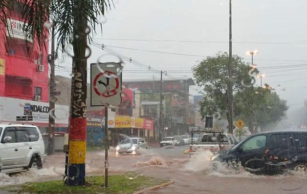 Encarnación, sorprendida por repentinas lluvias y caudalosos raudales