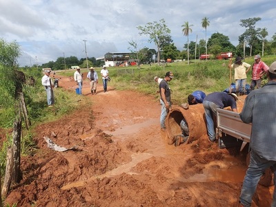 Ante desidia de autoridades, pobladores de una comunidad rural reparan su camino