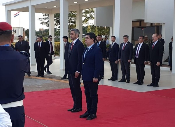 Mandatario partió a Brasil para asistir a Cumbre del Mercosur