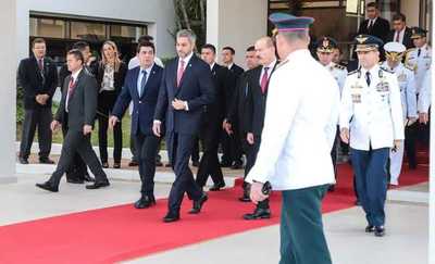 Abdo Benítez partió rumbo a Brasil para participar de la Cumbre del Mercosur | .::Agencia IP::.