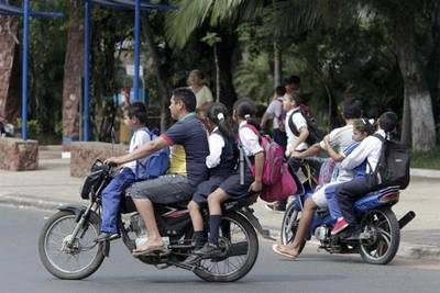 Proyecto de ley pretende prohibir vender combustibles a motociclistas sin cascos - ADN Paraguayo