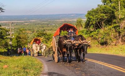 En carretas, desde Yaguarón hasta Caacupé para agradecer a la Virgen