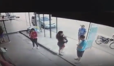 ¡Por un pelito! Varias personas se salvaron de ser arrolladas por un camión