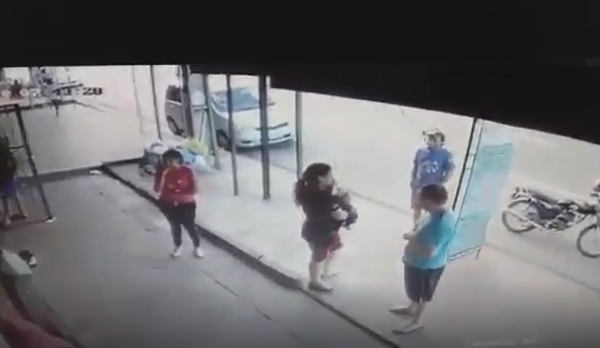 ¡Por un pelito! Varias personas se salvaron de ser arrolladas por un camión