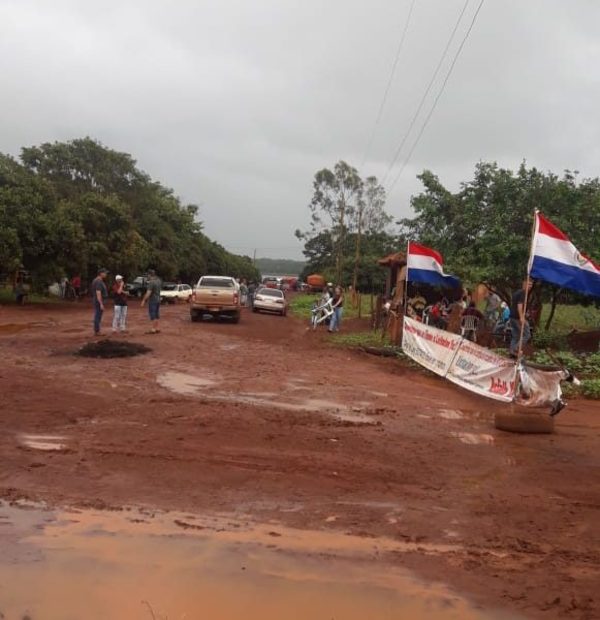 Continúa cierre de ruta en Puerto Indio