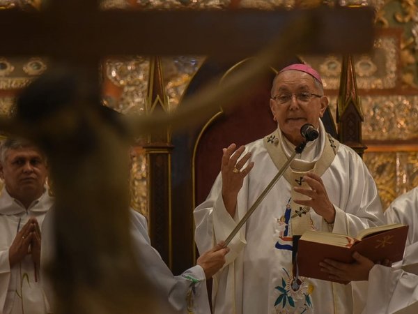 Edmundo Valenzuela seguirá por 2 años más como arzobispo