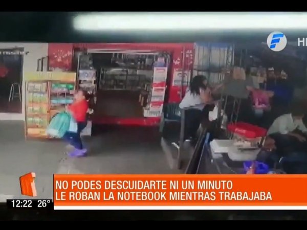 Doña robó la mochila de un trabajador que ayudaba a su compañero