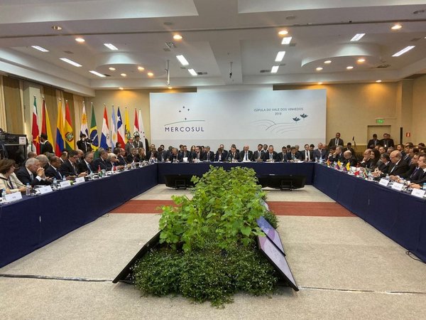 Macri se despide e insta al Mercosur a redoblar la democracia y el diálogo
