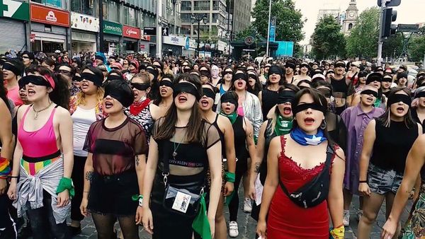 “El violador eres tú”, la performance de feministas chilenas que contagia al mundo