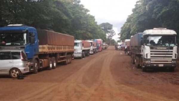 Cerca de 500 camiones con granos están varados en frontera con Brasil