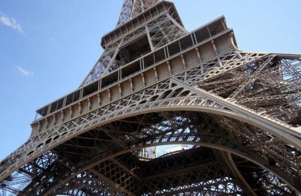 Cerraron la Torre Eiffel a raíz de la masiva huelga que tiene paralizada a Francia - SNT