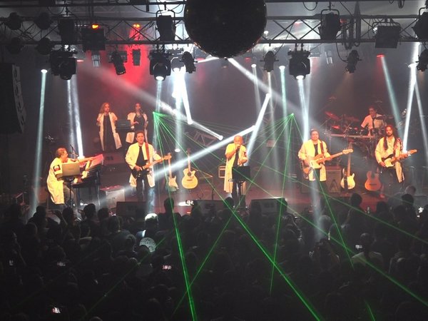 Celebran sus 13 años en escena con un tributo a las leyendas del rock