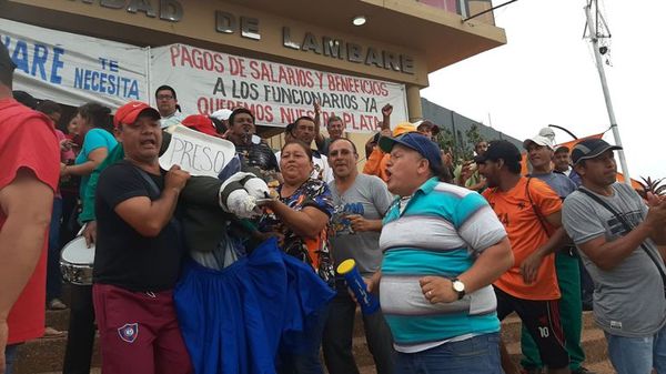Funcionarios de Lambaré festejan frente a la Municipalidad la detención del intendente - Nacionales - ABC Color