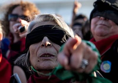 Miles de chilenas veteranas interpretan “Un violador en tú camino" - Mundo - ABC Color