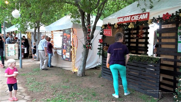 Mercadillo navideño llama la atención en Loma Plata