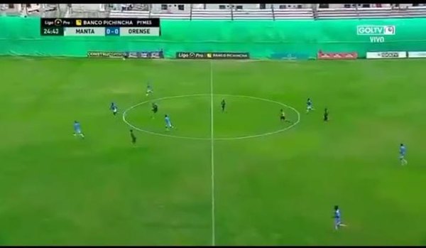 Un paraguayo metió un golazo de volea desde el mediocampo