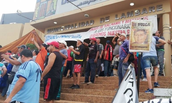 HOY / Funcionarios festejan prisión  de intendente, pero el drama  sugue: "Queremos cobrar"
