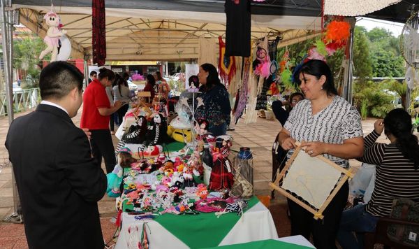 “Expo de Repatriados Emprendedores” en Plaza de la Democracia