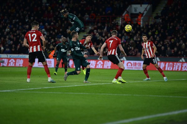 Con Almirón en cancha, Newcastle doblegó al Sheffield