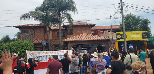 Seguidores de Paraguayo Cubas se manifestaron frente a la casa de Blas Llano - Nacionales - ABC Color