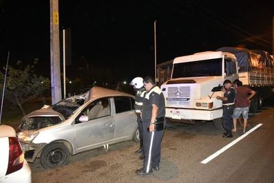 Un herido tras choque de vehículo a camión de gran porte - Nacionales - ABC Color