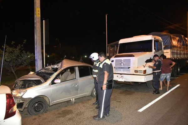 Un herido tras choque de vehículo a camión de gran porte  - Nacionales - ABC Color