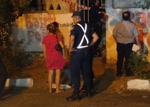 HOY / Hombre muere degollado en Sajonia: la esposa y la cuñada están detenidas