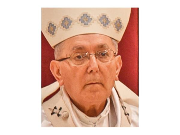 Papa pide a Valenzuela seguir como arzobispo dos años más