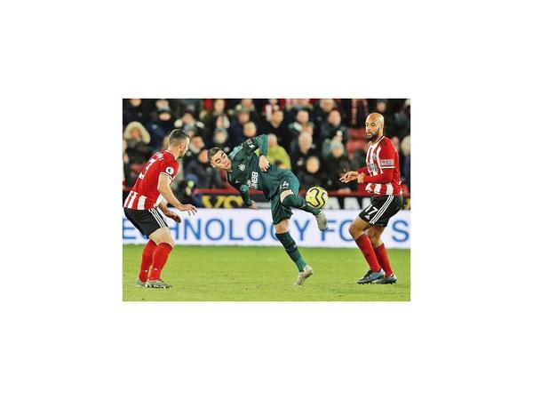 Newcastle triunfa con la presencia de Almirón