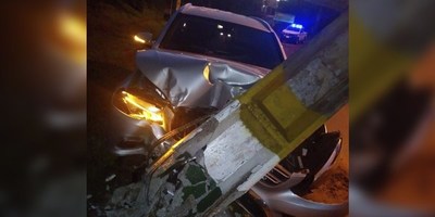 PERDIÓ EL CONTROL EN UNA CURVA Y CHOCÓ CONTRA UNA COLUMNA