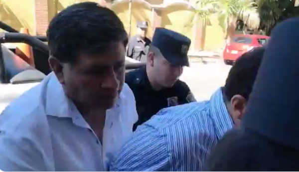 Armando Gómez llegó esposado para imposición de medidas