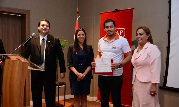 Intendente recibe reconocimiento de la UPAP por su apoyo a la salud