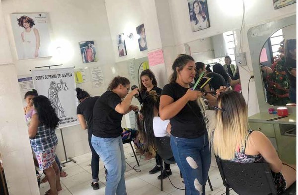 Hubo jornada de corte de cabello a internas del Buen Pastor