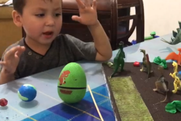 ¡Genio! El niño que conquistó Internet con un ensayo para su primera exposición