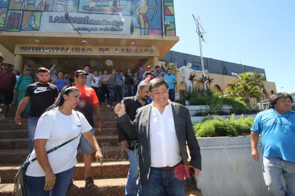 Intendente de Lambaré con prohibición de salida del país