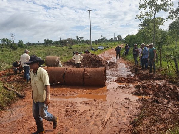 Vecinos reparan camino ante temor de quedar aislados