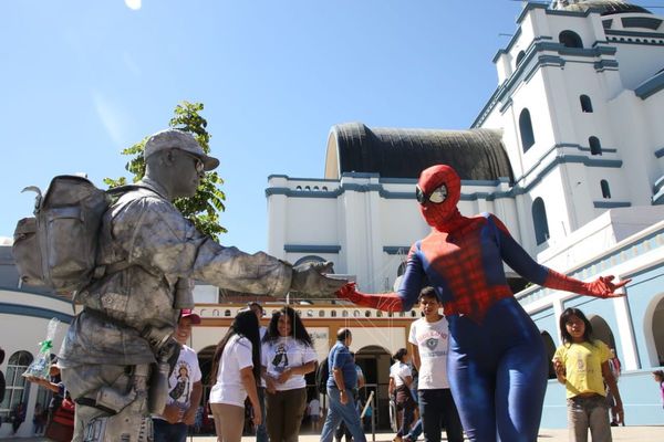 Mujer araña, depredador y soldado de plata, atracciones en Caacupé